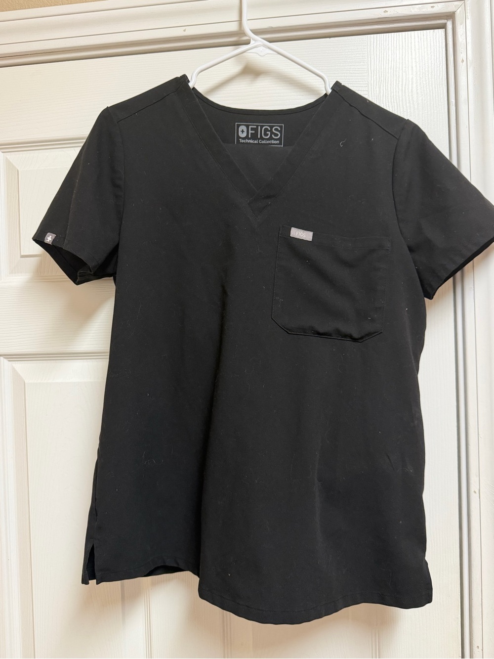 Figs Women's Black V-Neck Scrub Top and Bottoms (size small)